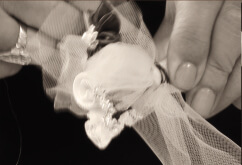Lavorazione manuale: fiori realizzati col tessuto dell’abito della sposa